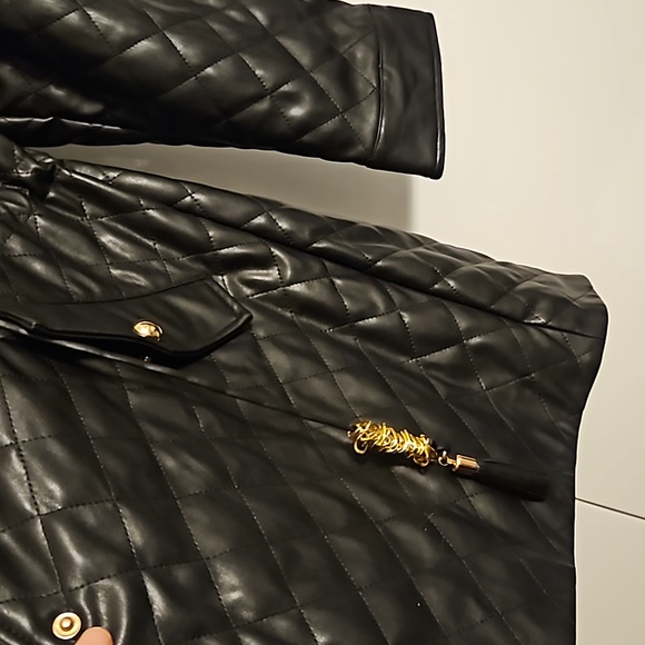 Guess. Jacket with detachable inner fur. Color Black. Inside fake fur. Size XL - Picture 6 of 16